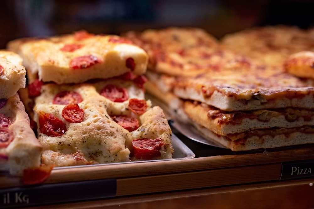 Nahaufnahme verschiedener Pizzasorten