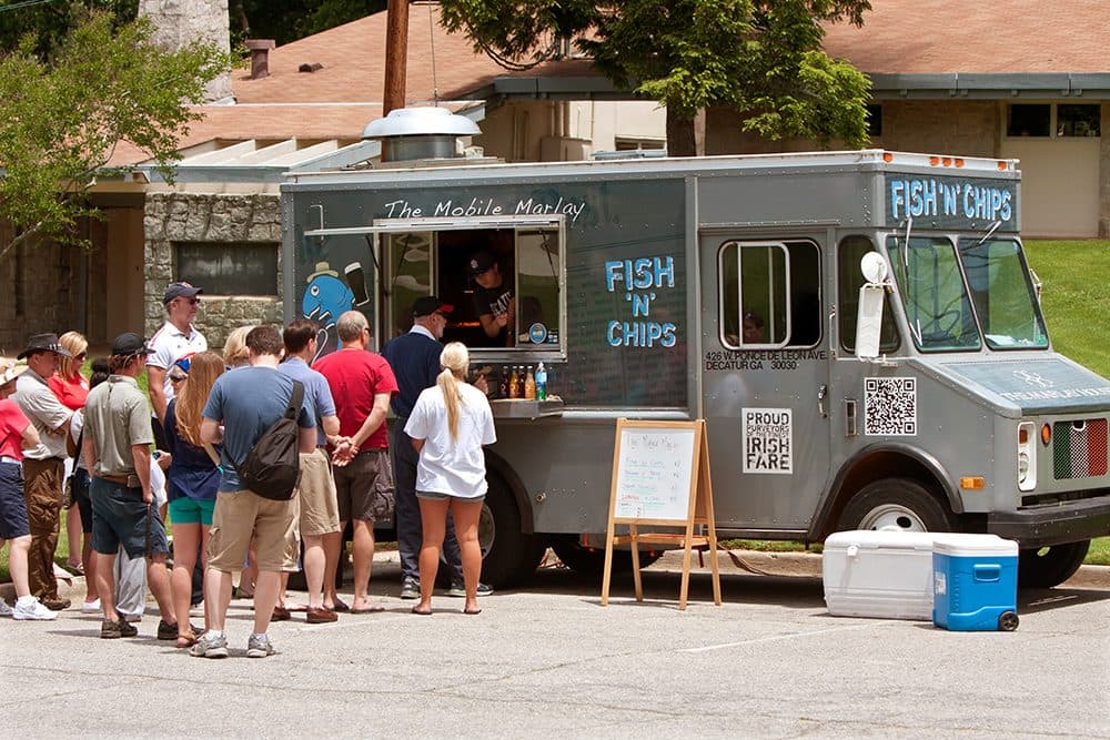 Ein Food Truck zur Stoßzeit