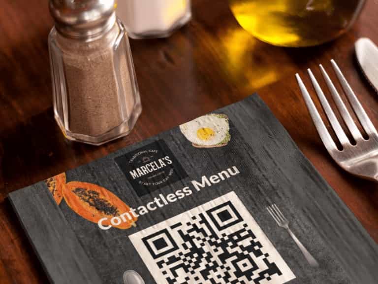 Soporte de mesa con la carta en código QR en un restaurante