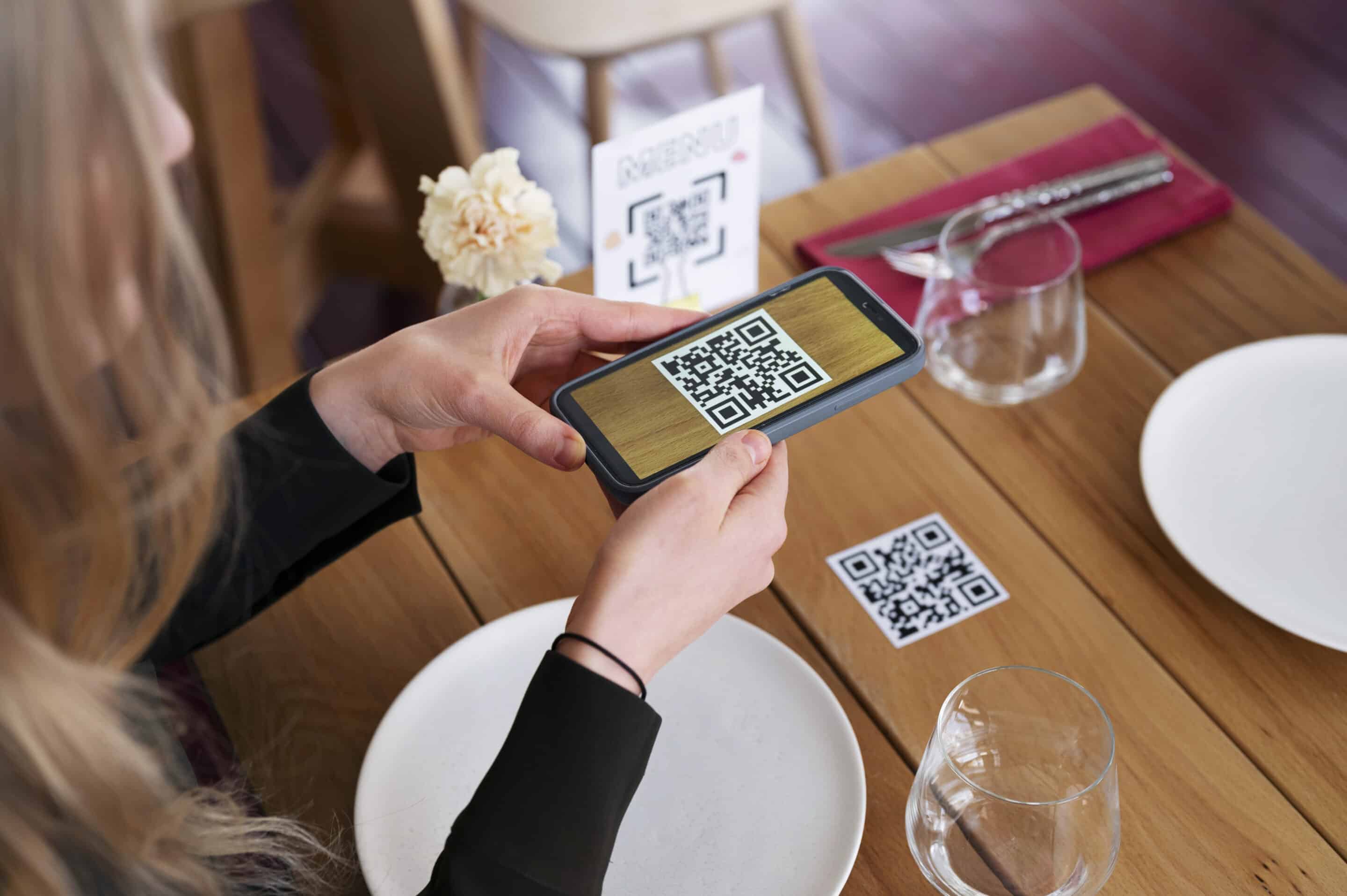 Mujer escaneando un código QR con el móvil