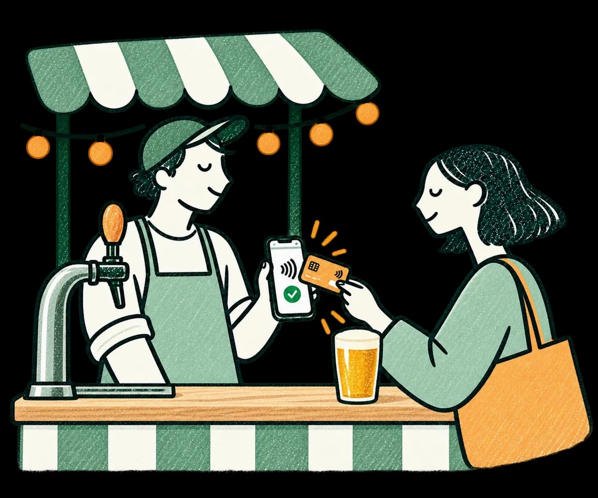 Illustration: An einem grün gestreiften Festivalstand hält ein Verkäufer sein Smartphone, eine Kundin bezahlt ihr Getränk kontaktlos mit Karte